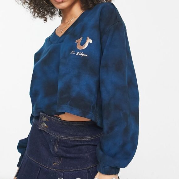 True Religion Foil Logo V Neck Crop Long Sleeve Sweatshirt Blue‎ Poseidon Small - Picture 1 of 13